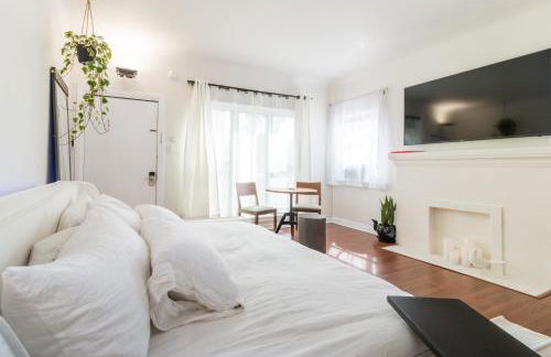 Sunny Boho Chic West Hollywood Flat! - Photo 9