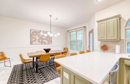 Spacious Modern Retreat with Game Room & Fire Pit near Trails - Foto 2