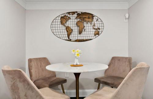 Modern & Cozy on Private Lane, Minutes to Airport - Foto 25