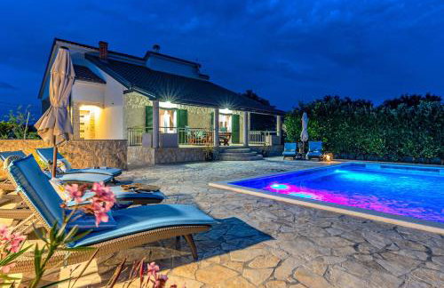 Holiday House Paula sa privatnim grijanim bazenom na mirnoj lokacija blizu mora - Foto 50