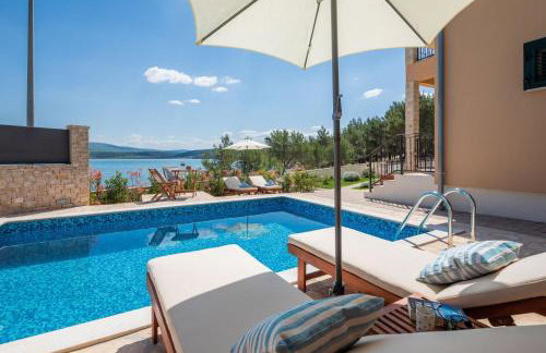 Seafront Villa Noah with heated pool - Foto 7