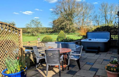 The Owl House - Hot Tub Adventures in Moreton - Pass the Keys - Foto 45