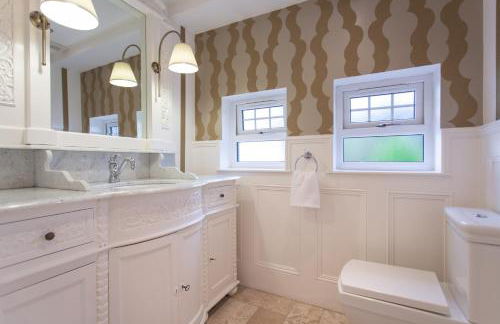 Stunning 4-Bedroom Country House with Hot Tub & Sauna near Loch Lomond - Foto 18