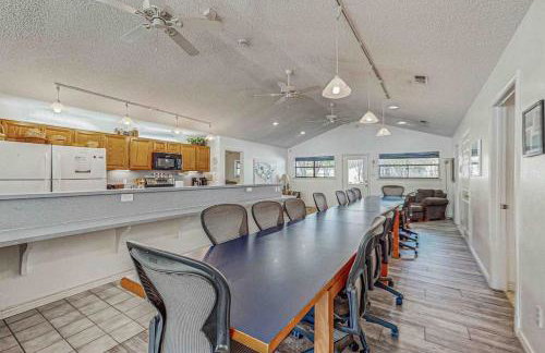 Spacious Lakefront Home with Water Views, WiFi & Private Washer/Dryer - Foto 7