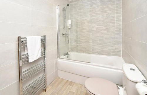 Somerville House by YourStays - 4 Bedroom House in Crewe - Photo 7