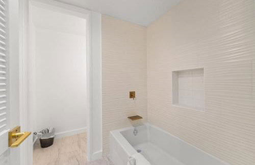 Honu Hale Penthouse 2 BDR Ocean View Waikiki - Photo 13