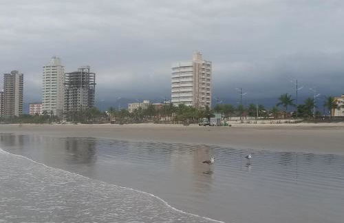 Prédio com piscina na cobertura frente ao mar,apartamento para até 6 pessoas e 3 crianças até 8 anos, churrasqueira na sacada, Wi-Fi grátis, rede de proteção, NÃO oferecemos roupas de cama e banho, 1 vaga de garagem, na Praia Grande-Vila Mirim - Foto 45