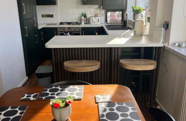 A Modern Classic 2 bed apartment by Graves Park - Foto 9