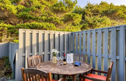 Half Block to Beach w/ Oceanview, Patio + Balcony The Shore Pine by Avantstay - Foto 6