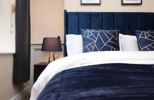 LUXURY 4 Bedroom 4 Ensuite Home in Penarth (Pool Table Games Room & BBQ Garden) with Sea Views - Photo 21