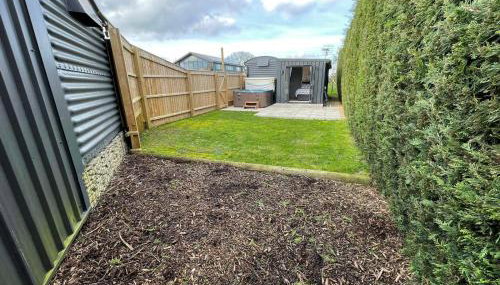 Maple Lodge Quirky Salvaged Railway Carriage with Hot Tub - Foto 4, Garden, Garden view