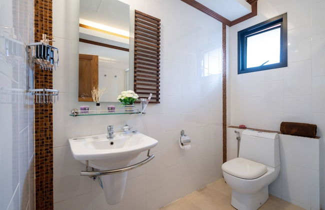 Bright Luxury Villa W Garden Pool & Sauna - Photo 22