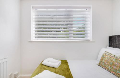 Luxury 5 BDR 2 BA House with Parking in Sandhurst By 360Stays - Photo 61