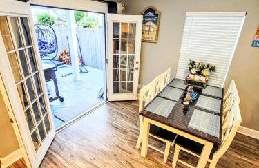 5 Mins from beach and has pool, hot tub, games, pet friendly - Foto 47