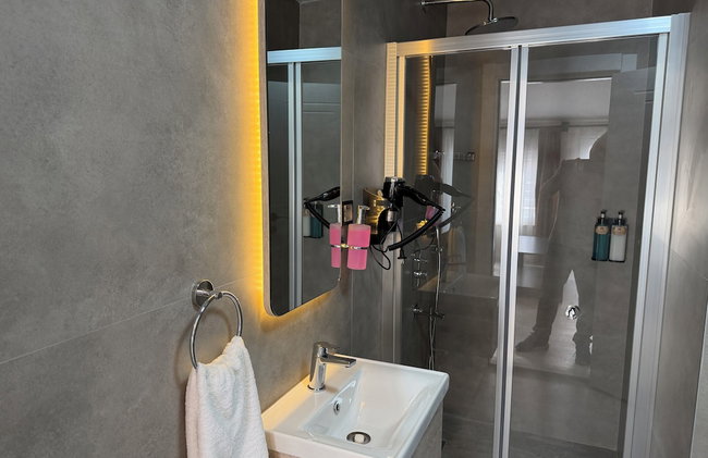 ALTINAY HOTEL - Photo 37