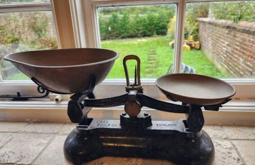 Swan Cottage 2-Bedroom-Netflix-Parking-Nature-Canal - Photo 58