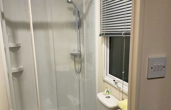 Lovely 2-bed Chalet in Prestatyn - Photo 12