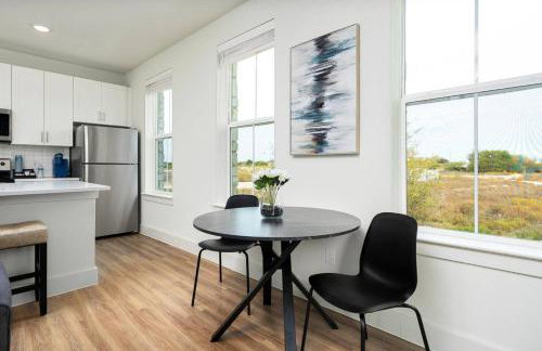 Refined Living in a Vibrant Locale Dream Stay - Photo 8