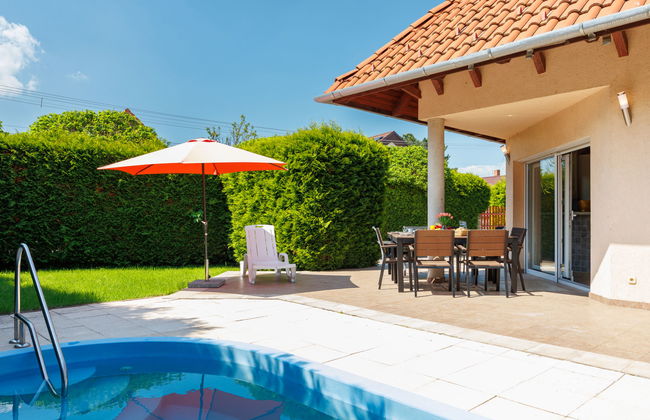 4 bedroom House in Siófok with private pool and garden - Photo 2