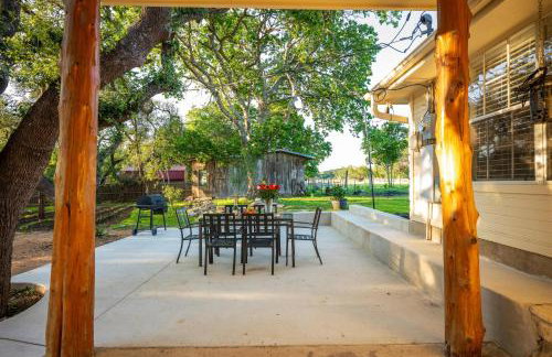 Private Luxury Getaway | Fire Pit | Near Weddings - Photo 34