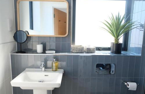 Still Waters - Luxury Lakeside Retreat with Hot Tub - Photo 52