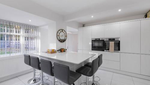 Family-Friendly 4-Bed near Parks & Transport Links - Foto 3