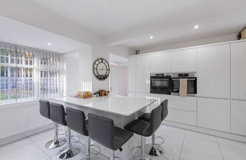 Family-Friendly 4-Bed near Parks & Transport Links - Foto 3