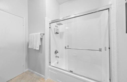 Beverly Hills Penthouse 2 BR Apt with Parking 407 - Photo 23