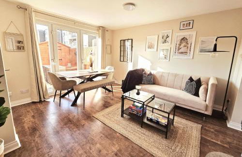 Modern 5 Bedroom Townhouse with Free Parking - Foto 1