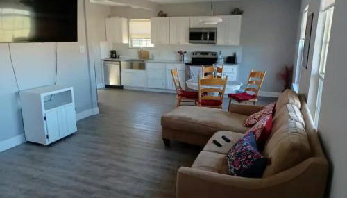 Adorable 2-bedroom guesthouse with patio - Foto 2