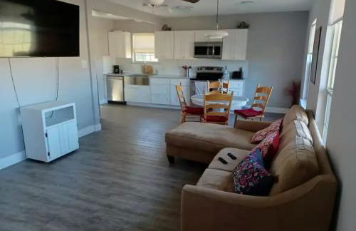 Adorable 2-bedroom guesthouse with patio - Foto 2