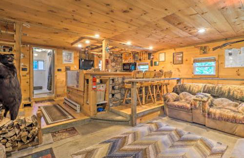 Secluded and Quiet Pocono Mountain Cabin with Hot Tub! - Foto 9