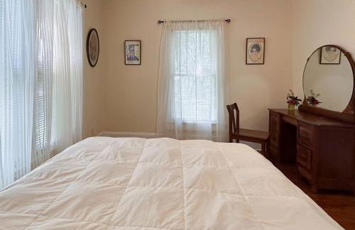 Adorable 1920s home near UF stadium sleeps 10 - Foto 16