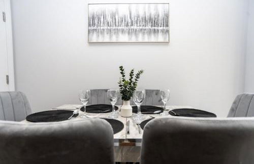 Central Telford Home - Sleeps 8 - Private Parking - Photo 20