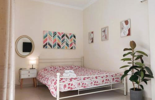 Next to Metro! Bright Apartment with Fully Equipped Kitchen - Foto 3