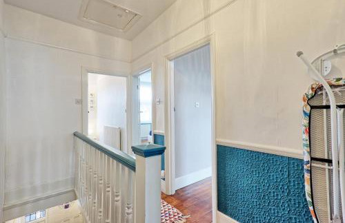 Spacious 4-Bedroom Home Near Station Seafront - Pass the Keys - Foto 43