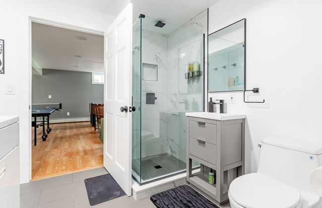 Family Fun Oasis Hot Tub Steam Room Pool Stream Firepit Games - Foto 43