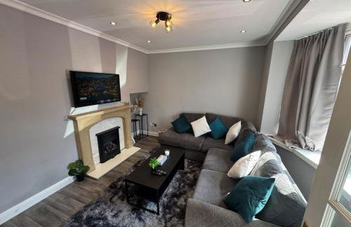 Modern 3-Bed Home with Parking & Garden Wolverhampton - Photo 1