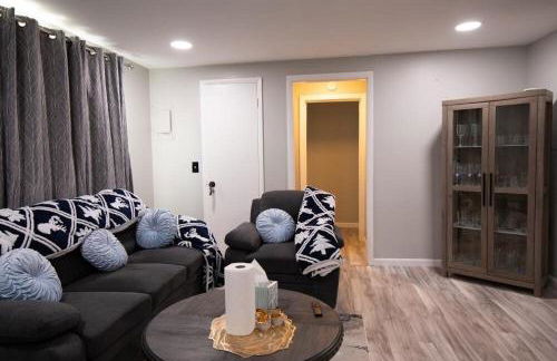 Cozy Roomy family sized apartment on major bus route close to all - Foto 15