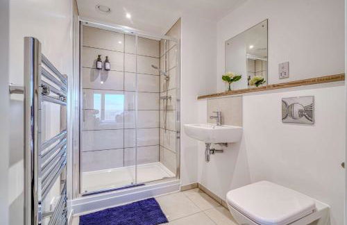 2-BR Near Salford Royal - City & Town Centre View - 1 Minute to Train & Tram Station - Sleeps 6 - Foto 79