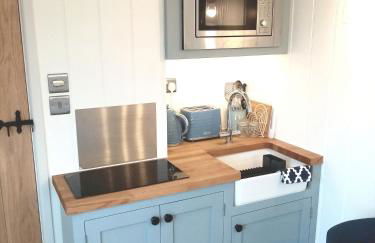 Yew Tree View Luxury Shepherd's Hut - Photo 8