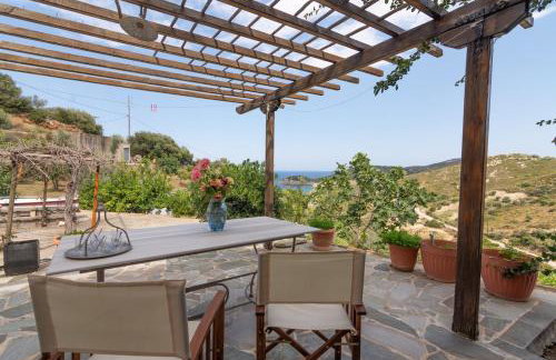 Overlooking Cheromilos - Foto 1