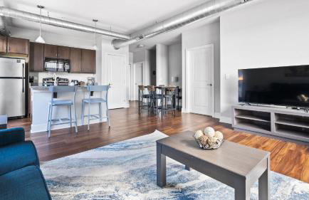 2BR Balcony Suite Gym & Pool Downtown at CityWay - Foto 20