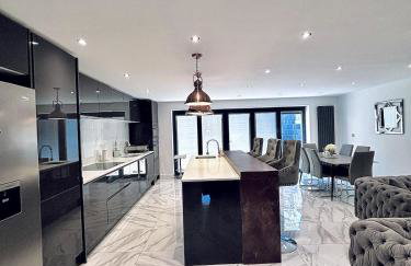 Luxury 5BR Stay With City Access - Photo 59