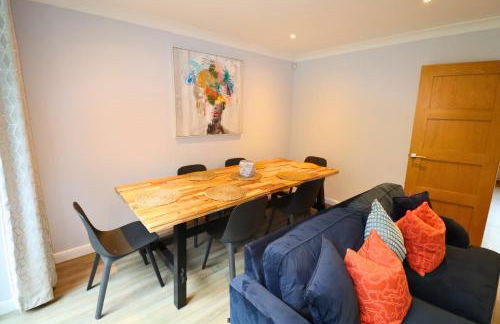 Spacious 5-Bedroom Home with Large Garden in Egham - Foto 2