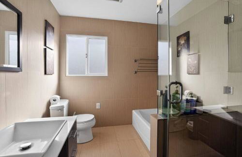 Relaxing 4 bedroom - Full Kitchen & Dining - BART - Photo 14