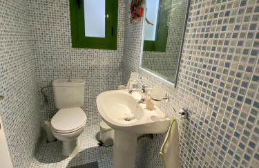 Family D 3 bedroom house with BBQ&Patio in huge estate! - Photo 20