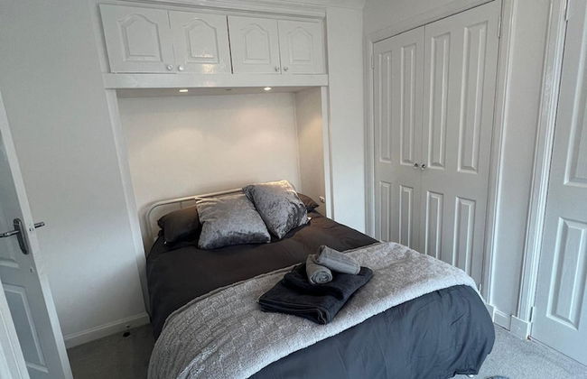 Ayr Refurbished May 2024 3 Bedroom 140m2 Detached House With Private Gardens - Photo 2