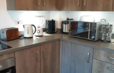 3 Bed House - Sleeps 4 - Parking - Wifi - Foto 1