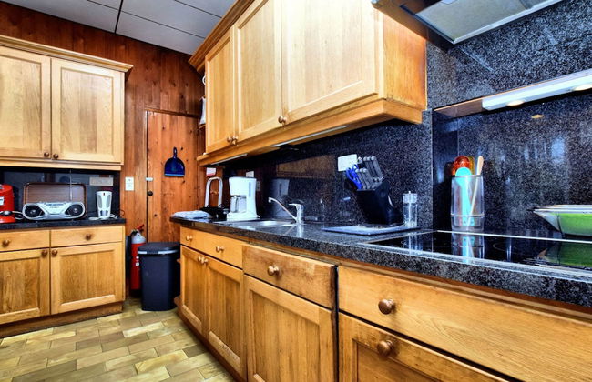 Luxurious Holiday Home in Érezée with Hot Tub - Photo 8